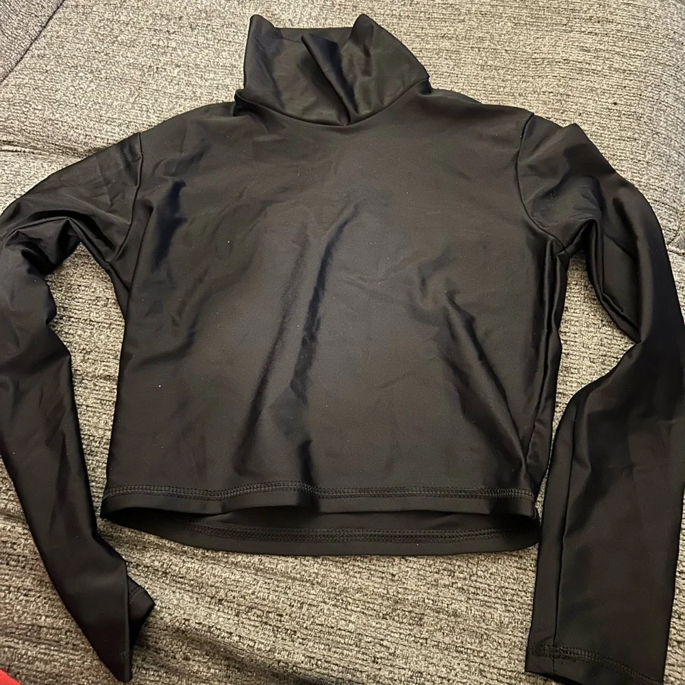 Salt Gypsy Black Long Sleeve Crop Rash Guard - Picture 3 of 5